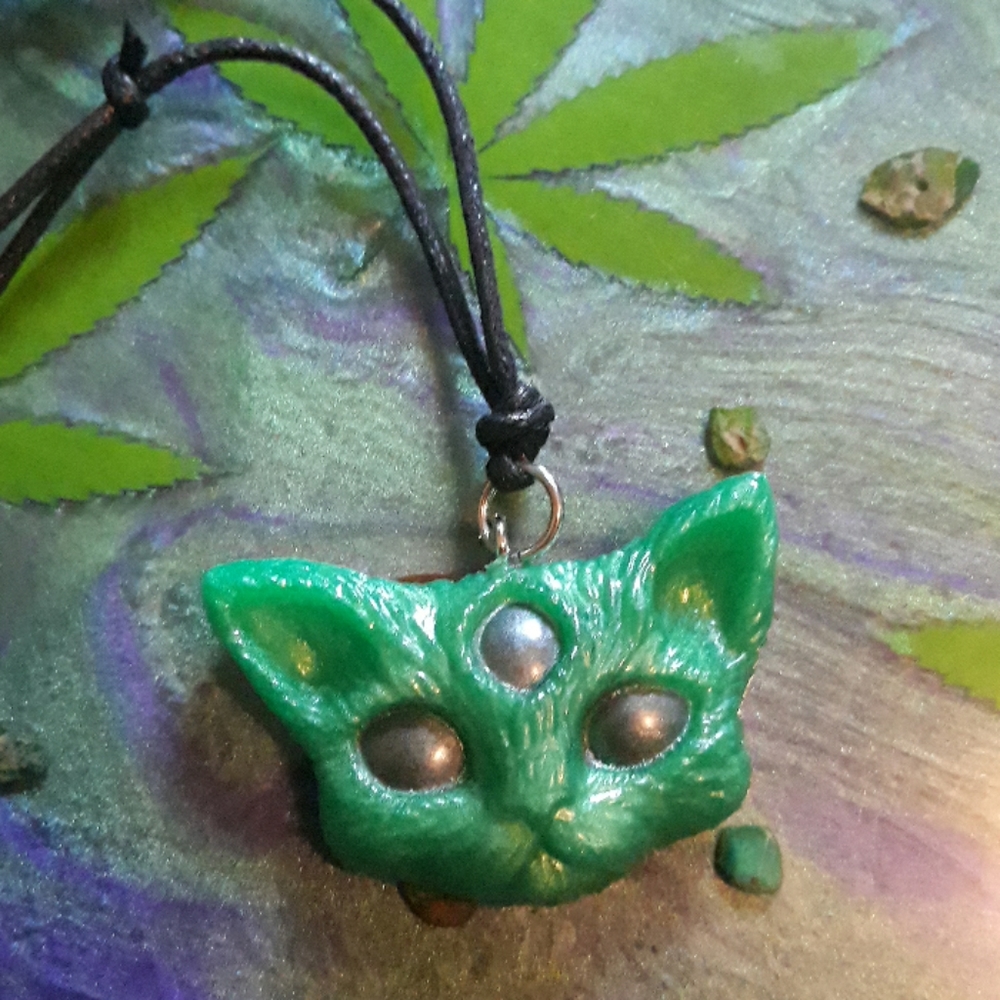 Third eye kitty pendant alien